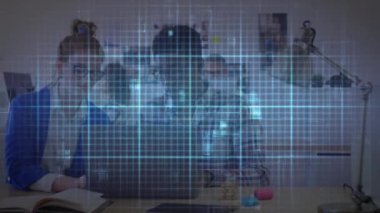 Ofisteki dizüstü bilgisayarı kullanan farklı iş adamlarının izoelektrik hattının animasyonu. küresel iş, finans, bağlantılar ve dijital arayüz konsepti dijital olarak oluşturulmuş video.