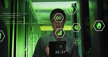 Bilgisayar sunucusu tabletli beyaz kadın mühendis üzerindeki veri ve simgelerin canlandırılması. dijital arayüz, bulut hesaplama konsepti ve teknoloji konsepti dijital olarak oluşturulmuş video.