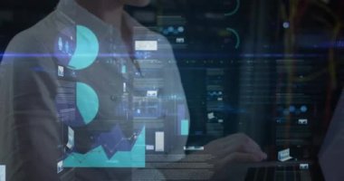 Bilgisayar sunucusuyla dizüstü bilgisayarı olan beyaz kadın üzerinde veri işleme animasyonu. veri işleme, bulut hesaplama konsepti ve teknoloji konsepti dijital olarak oluşturulmuş video.