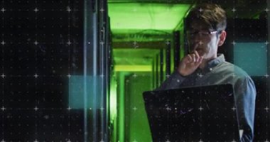 Bilgisayar sunucusuyla dizüstü bilgisayarı olan Asyalı erkek üzerinde veri animasyonu. veri işleme, bulut hesaplama konsepti ve teknoloji konsepti dijital olarak oluşturulmuş video.