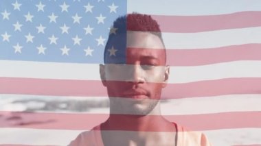 Sahildeki Afro-Amerikan erkeği yerine Amerika Birleşik Devletleri bayrağının canlandırılması. Amerikan tarihi, vatanseverlik ve bağımsızlık kavramı dijital olarak oluşturulmuş video.