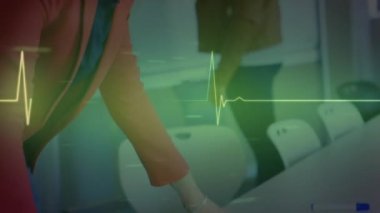 Ofiste dizüstü bilgisayar kullanan Kafkas iş kadını üzerinden izoelektrik hattın animasyonu. küresel iş, finans, bağlantılar ve dijital arayüz konsepti dijital olarak oluşturulmuş video.