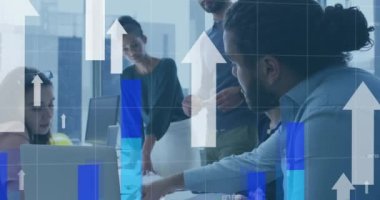 Ofiste konuşan çeşitli meslektaşların üzerinden gönderilen oklar ve veri işleme animasyonları. küresel ağ ve dijital iletişim teknolojisi konsepti dijital olarak oluşturulmuş video.