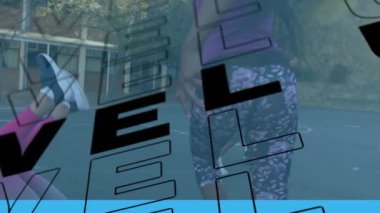 Açık havada basketbol oynayan farklı kadınların üzerine siyahlı metin animasyonu. iletişim ağı teknolojisi, spor, birliktelik ve refah konsepti dijital olarak oluşturulmuş video.