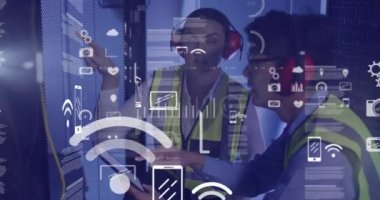 Veri işleme animasyonu, çeşitli erkek ve kadın bilgisayar sunucuları tarafından tabletle mühendislik yapıyor. veri işleme, bulut hesaplama konsepti ve teknoloji konsepti dijital olarak oluşturulmuş video.