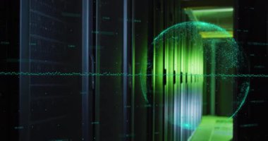 Bilgisayar sunucusunun yeşil ışıkları üzerinde veri işleme ve küre animasyonu. dijital arayüz, bulut hesaplama konsepti ve teknoloji konsepti dijital olarak oluşturulmuş video.