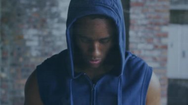 Spor salonundaki Afro-Amerikan sporcusuna müdahale. global sporlar, sağlıklı yaşam tarzı ve dijital arayüz konsepti dijital olarak oluşturulmuş video.