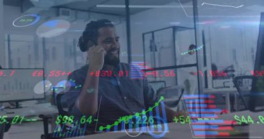 Akıllı telefon ve bilgisayar kullanarak ofisteki gülümseyen adamın finansal veri işleme animasyonu. küresel iş ağı ve dijital iletişim teknolojisi konsepti dijital olarak oluşturulmuş video.