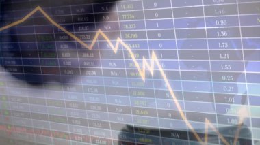 Müzayedecinin çekiciyle ilgili istatistik ve finansal veri işleme animasyonu. küresel iş, veri işleme, finans, kriz ve durgunluk kavramı dijital olarak oluşturulmuş video.