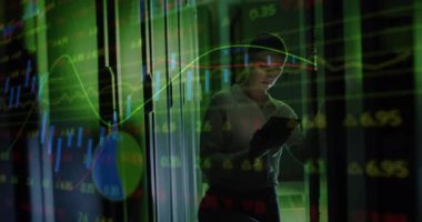 Bilgisayar sunucusuyla tabletle beyaz kadın mühendis üzerinde veri işleme animasyonu. veri işleme, bulut hesaplama konsepti ve teknoloji konsepti dijital olarak oluşturulmuş video.