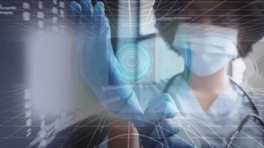 Tarayıcı ve yüz maskeli kadın doktorun ameliyat eldiveni taktığı veri işleme animasyonu. Koronavirüs salgını sırasında dijital olarak üretilen vide