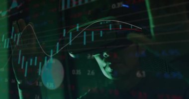 Bilgisayar sunucusu tarafından VR kulaklığı olan Asyalı bir erkek üzerinde veri animasyonu. veri işleme, bulut hesaplama konsepti ve teknoloji konsepti dijital olarak oluşturulmuş video.