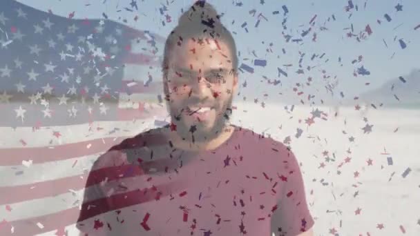 Animación Bandera Estados Unidos América Confeti Sobre Hombre Biracial Playa — Vídeos de Stock