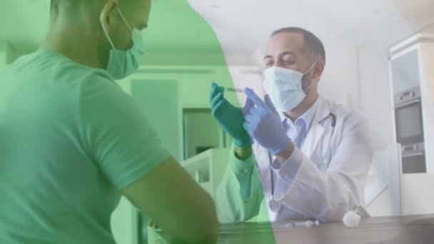 Animação Bandeira Irlanda Sobre Médico Masculino Máscara Facial Mostrando Vacina — Vídeo de Stock