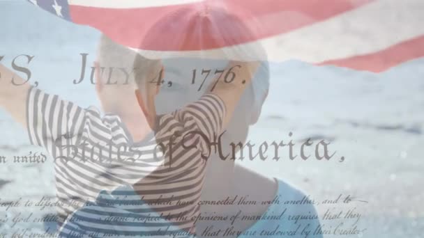 アメリカの国旗のアニメーションは ビーチで高齢者の白人女性の上に アメリカの歴史愛国心と独立の概念をデジタルで生成したビデオ — ストック動画