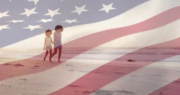 Feliz Madre Afroamericana Hija Caminando Por Playa Junto Mar Historia — Vídeo de stock