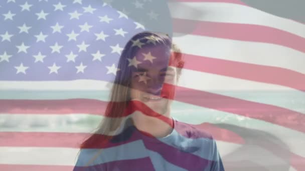 Animación Bandera Estados Unidos América Sobre Hombre Caucásico Feliz Playa — Vídeos de Stock