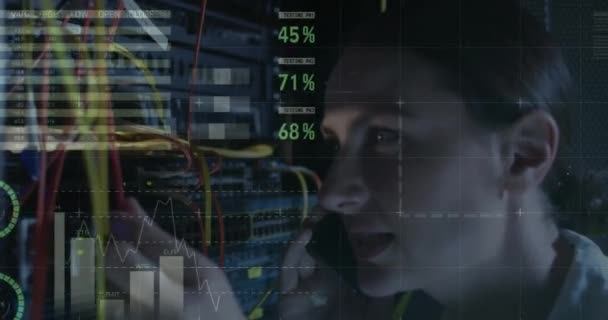 Animação Processamento Dados Sobre Caucasiano Feminino Engenheiro Com Smartphone Pelo — Vídeo de Stock