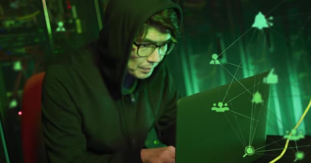 Анимация Сетей Связи Через Азиатского Хакера Мужчину Ноутбуком Компьютерных Серверах — стоковое видео