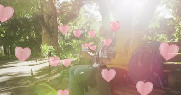 Animazione Cuori Rosa Galleggianti Sopra Felice Coppia Maschile Gay Diversificata — Video Stock