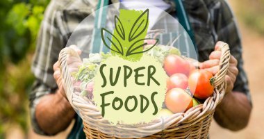 Sepet dolusu sebzeyi elinde tutan adamın üzerinde süper yiyecekler sembolünün dijital kompozit görüntüsü. sağlıklı yiyecek, işaret ve yaşam tarzı.