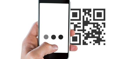 Beyaz arkaplanda kopyalama alanı olan akıllı telefonlu el taraması QR kodu. kablosuz teknoloji, mobil uygulama ve nakitsiz teknoloji kavramı.