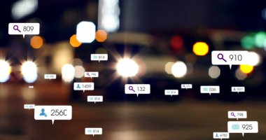 Odak şehir ve trafik ışıkları dışında sosyal medya simgeleri ve numaralar. küresel sosyal medya, bağlantılar ve dijital arayüz konsepti dijital olarak oluşturulmuş görüntü.