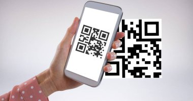 Beyaz zemin üzerinde kopyalama alanı olan cep telefonuyla QR kodunu tarayan bir kadın eli. kablosuz teknoloji, mobil uygulama ve nakitsiz teknoloji kavramı.