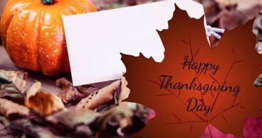 Sonbahar yapraklarının birleşik görüntüsü, mutlu şükran günü metinleri ve fotokopi alanı ile kabak. Şükran Günü kutlaması, gelenek ve sonbahar konsepti.