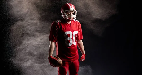 Jugador Fútbol Americano Masculino Uniforme Rojo Sosteniendo Pelota Sobre Fondo — Foto de Stock