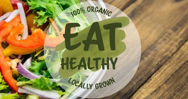 Masadaki Taze Salatada 100 Organik Yetişmiş Bir Sembol Sağlıklı Yiyecek — Stok fotoğraf