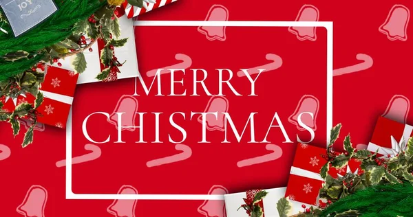 Bovenaanzicht Van Vrolijke Kersttekst Cadeautjes Dennennaalden Rode Tafel Met Patroon — Stockfoto