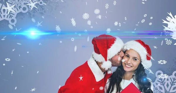 Composition Homme Embrassant Petite Amie Heureuse Pendant Noël Sur Fond — Photo