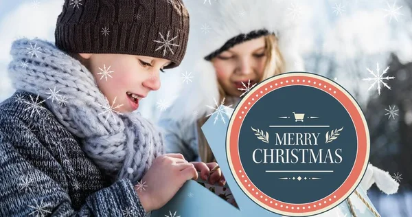 Композиція Різдвяного Привітання Здивованими Кавказькими Дітьми Відкриває Подарункову Коробку Різдвяні — стокове фото