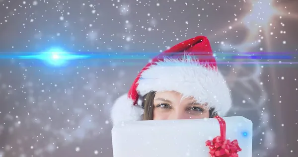 コピースペースと雪の背景に対するクリスマスプレゼントと女性の複合画像 クリスマスのお祭り伝統と冬の休日 — ストック写真