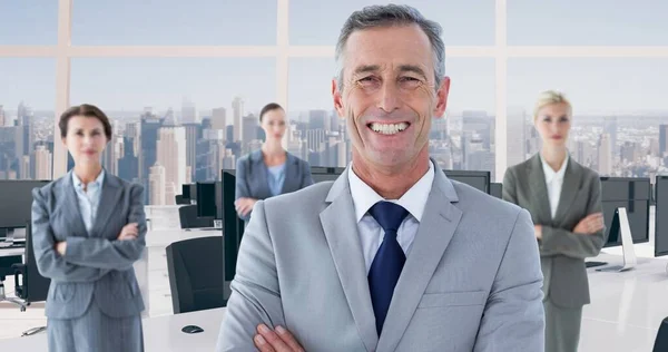 Retrato Hombre Negocios Sonriente Delante Las Empresarias Oficina Moderna Tutoría — Foto de Stock