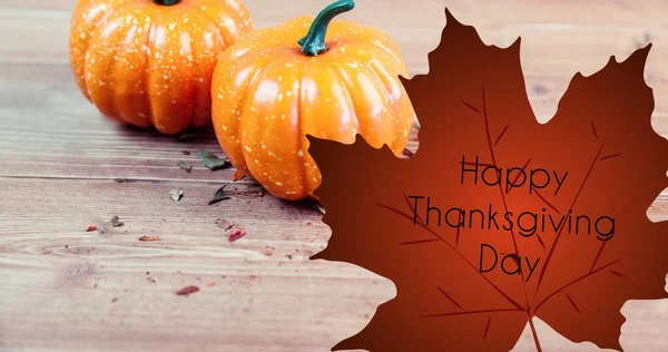 Sammansatt Bild Squash Bordet Samtidigt Glad Thanksgiving Text Höstlöv Med — Stockfoto