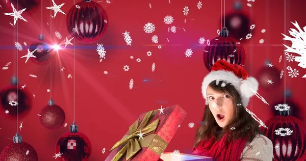 Imagem Composta Mulher Surpreendida Com Presente Natal Decoração Fundo Vermelho — Fotografia de Stock