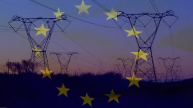 Gün batımında elektrik direkleri üzerinde Avrupa Birliği bayrağının canlandırılması. Avrupa Birliği enerji ve ekonomi kavramı dijital olarak üretilen video.