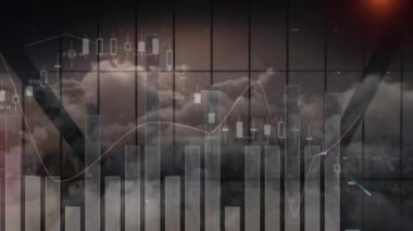 Gökyüzünde bulutlarla işlenen istatistiklerin animasyonu. küresel veri işleme ve dijital arayüz konsepti dijital olarak oluşturulmuş video.