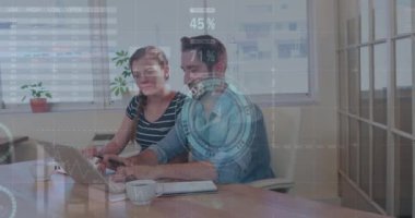 Saatin animasyonu, toplantıda dizüstü bilgisayar kullanan iş adamlarının mali veri işlemesi. küresel iş, veri işleme ve dijital arayüz kavramı dijital olarak oluşturulmuş video.