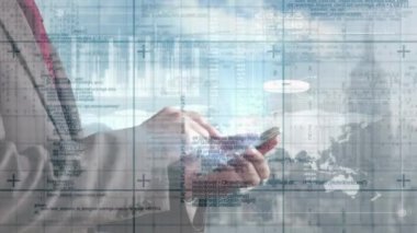 Akıllı telefon kullanarak iş adamının veri işleme animasyonu. küresel veri işleme ve teknoloji konsepti dijital olarak oluşturulmuş video.