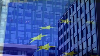 Modern kentteki yüksek binalar üzerinde Avrupa Birliği bayrağının canlandırılması. Avrupa Birliği, siyaset, iş ve ekonomi konsepti dijital olarak oluşturulmuş video.