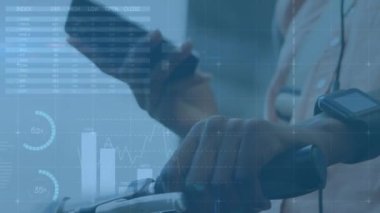 Akıllı telefon kullanan bir kadının orta bölümündeki istatistik ve veri işleme animasyonları. küresel bağlantılar, teknoloji, veri işleme ve dijital arayüz konsepti dijital olarak oluşturulmuş video.
