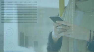 Akıllı telefon kullanan tesettürlü kadının istatistik ve veri işleme animasyonu. küresel bağlantılar, teknoloji, veri işleme ve dijital arayüz konsepti dijital olarak oluşturulmuş video.