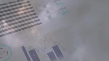 Gökyüzünde bulutlarla işlenen istatistiklerin animasyonu. küresel veri işleme ve dijital arayüz konsepti dijital olarak oluşturulmuş video.