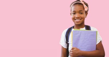 Sarı konuşma balonunun animasyonu, gülümseyen Afrikalı Amerikalı kız öğrencinin elinde pembe üzerine kitap tutması. Ulusal bilgi yarışması günü, bilgi, yarışma konsepti dijital olarak oluşturulmuş video.