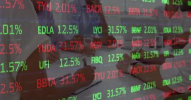 Toplantıdaki iş adamları üzerinde finansal veri işleme animasyonu. küresel iş, bağlantılar ve veri işleme kavramı dijital olarak oluşturulmuş video.