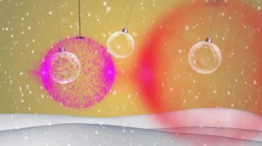 Sarı arka planda asılı renkli takılar ve kış manzarasına yağan kar. Noel şenliği ve kutlama konsepti