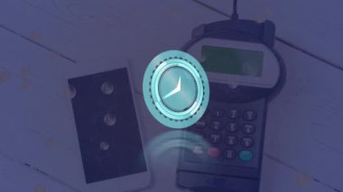 Ödeme terminali üzerinde ilerleyen saat animasyonu ve bitcoin işaretli akıllı telefon. küresel iş, çevrimiçi alışveriş ve dijital olarak oluşturulan kripto para birimi konsepti.